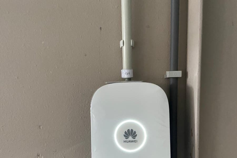 Laadpaal aan een garagemuur